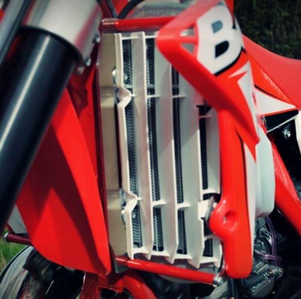 SP 1053324 AXP Kühlerschutz aus Aluminium - Beta passend fuer BETA RR 250 2T ENDURO Rot