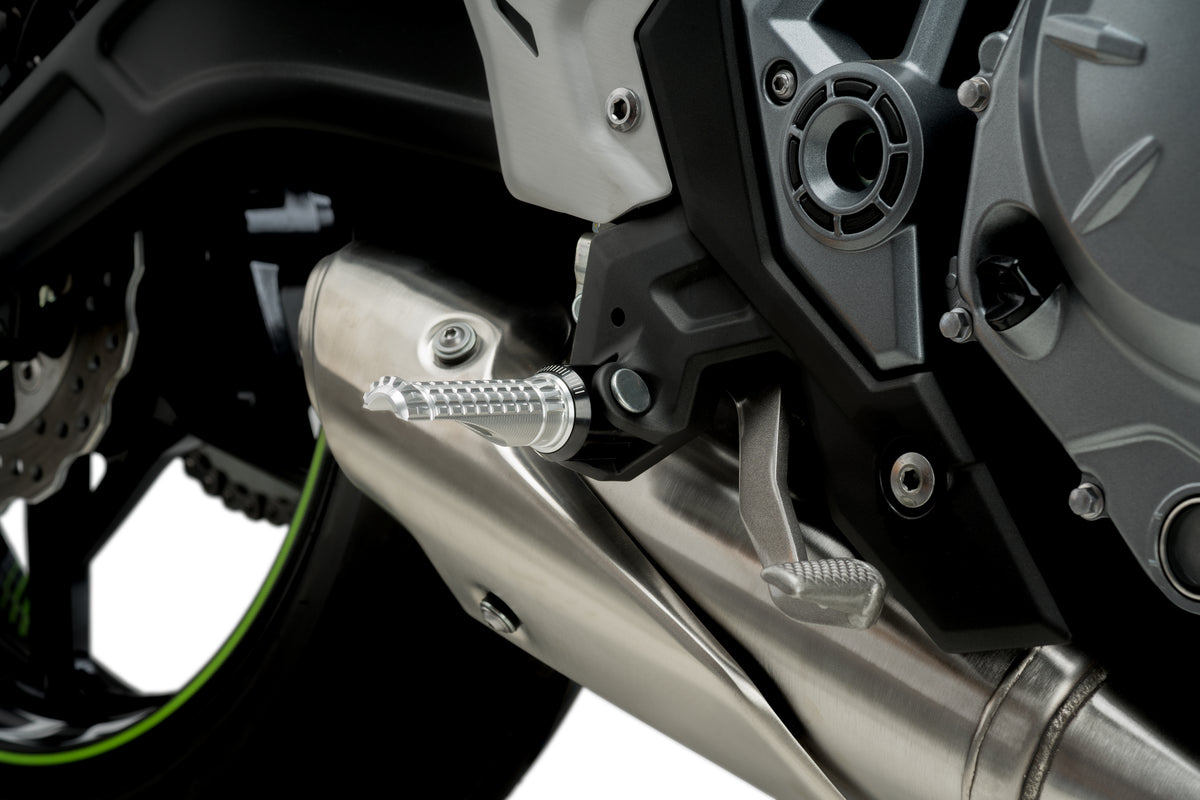 PUIG 9192P R-Fighter Fußrasten passend fuer YAMAHA T-MAX 560 TECH MAX Silber