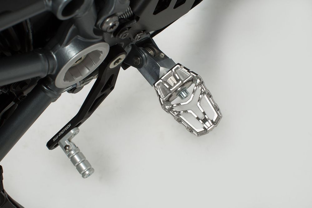 SWMO 72046593 EVO Fußrasten-Kit Kompatibel/Ersatz für Triumph Tiger 1200 / Explorer (15-).