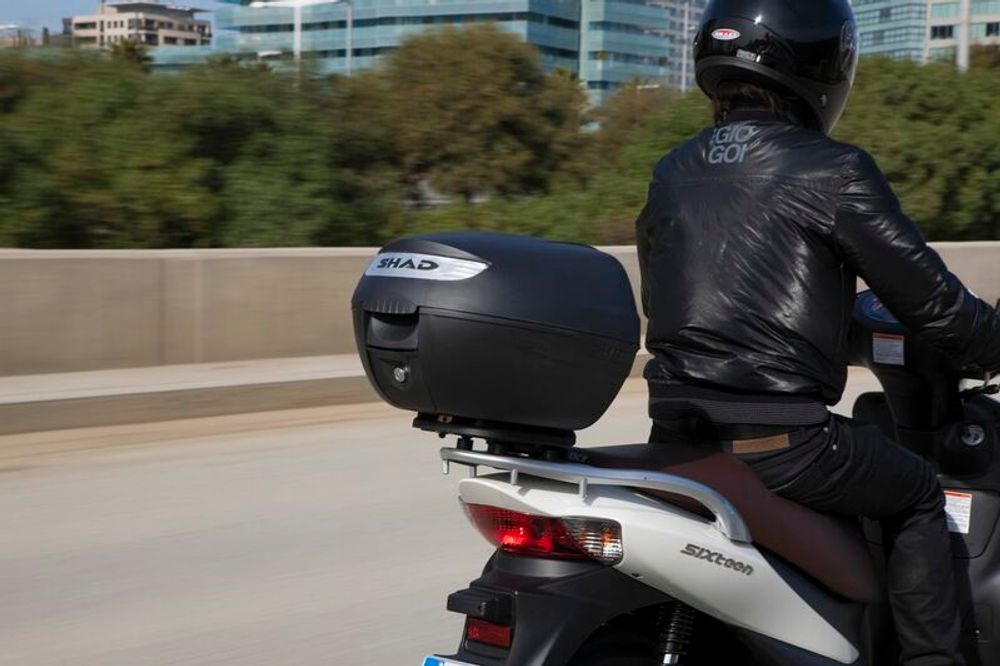 SP 1062195 SHAD SH26 Topcase schwarz 3kg 26L  passend fuer KYMCO G-DINK 125 Schwarz