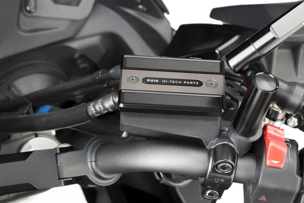 PUIG 9267P Vorderer Bremsflüssigkeitsbehälterdeckel  passend fuer YAMAHA FZ1 FAZER Silber